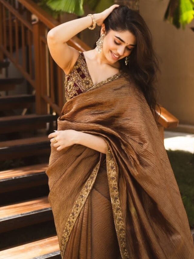 कृति शेट्टी ने साड़ी मे दिए ऐसे ऐसे पोज़ लोग देखते रह गए